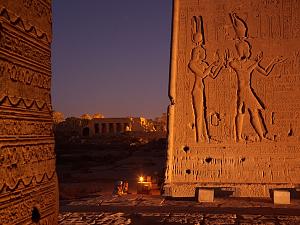     

:	cleopatra-relief-dendera_37815_990x742.jpg‏
:	203
:	141.7 
:	21487